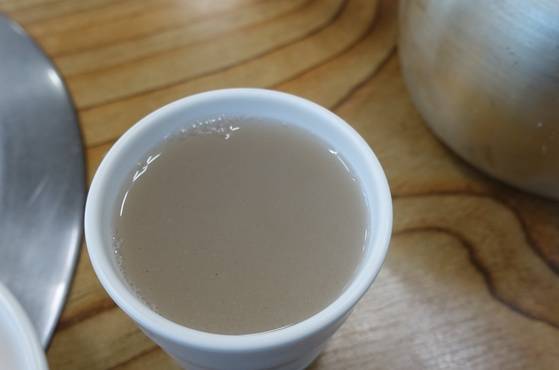 주전자째 내준 따끈한 면수는 아주 진하고 구수했다.