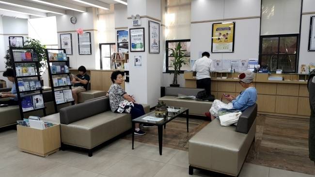 [사진=서울 종로구의 한 은행 풍경. 기본적인 입ㆍ출금 업무를 보기 위해 찾은 노인들이 다수 보인다]