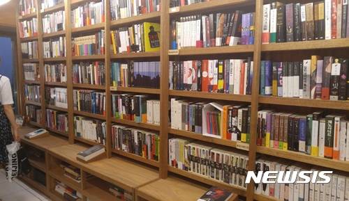 【서울=뉴시스】 신효령 기자 = 추리소설 전문 독립서점 '미스터리 유니온'은 서울 서대문구 이화여대 앞 뒷골목에 위치해있다. 이 서점의 서가는 추리 소설 작가의 출신 국가로 분류돼 있다. 2017.09.01. snow@newsis.com