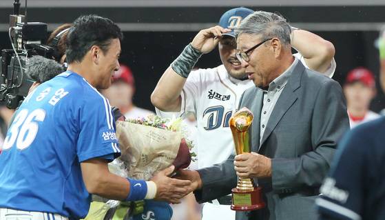 2015년 올스타전에서 이승엽 선수에게서 감사패를 받고 있는 김응용. [사진 김응용]