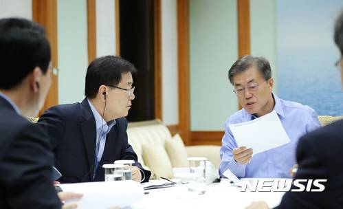 【서울=뉴시스】전진환 기자 = 문재인 대통령이 1일 밤 청와대 관저 소회의실에서 도널드 트럼프 미국 대통령과 통화를 앞두고 정의용 국가안보실장과 논의하고 있다. 2017.09.01. (사진=청와대 제공) photo@newsis.com
