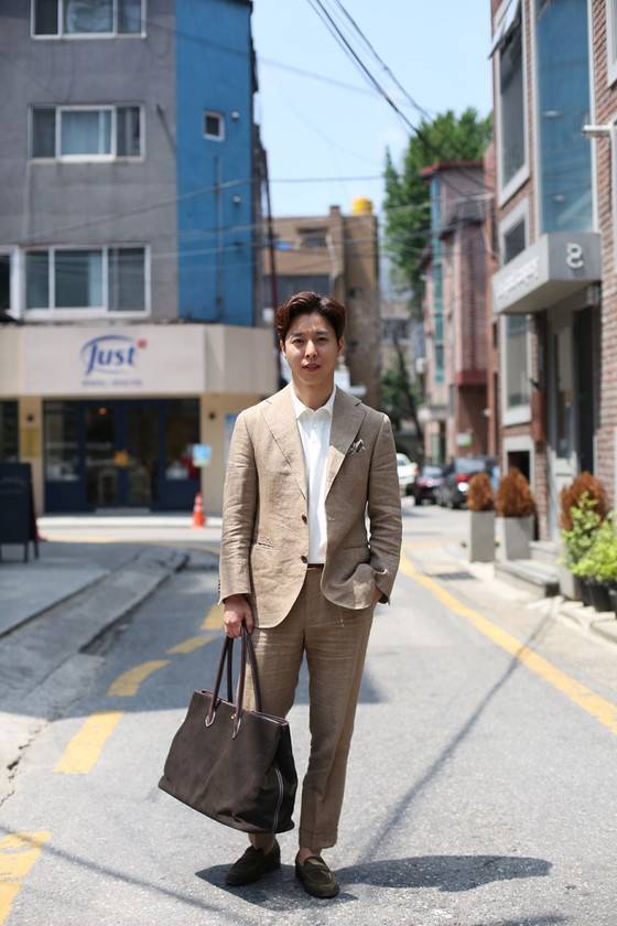 바지를 입을 땐 무릎 아래부터 살짝 폭을 줄여 입는다는 김현수 대표. [사진 김현수]