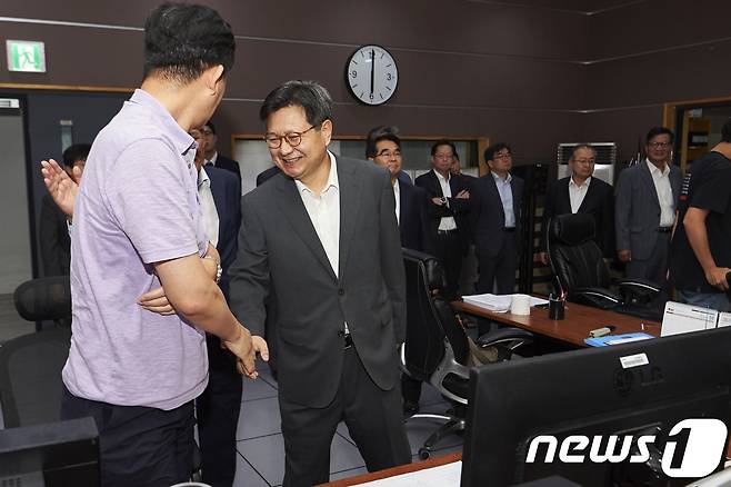 노동법 위반으로 체포영장이 발부된 김장겸 MBC사장이 총파업이 시작된 4일 오전 서울 MBC본부에서 방송 근무자들을 격려하고 있다.  (MBC 제공) 2017.9.4/뉴스1