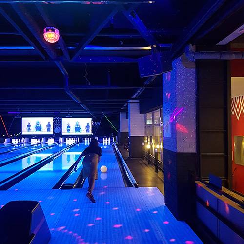 락볼링장에서 과음을 하며 볼링을 치면 척추에 손상을 입기 쉬워 주의해야 한다/사진=자생한방병원 제공