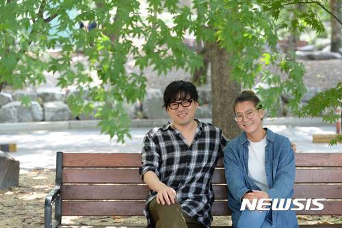 【서울=뉴시스】최동준 기자 = 서울예술단 뮤지컬 '꾿빠이 이상'의 연출 오루피나(오른쪽) 씨와 김성수 음악감독이 31일 서울 서초구 예술의전당에서 뉴시스와 인터뷰 전 포즈를 취하고 있다. 2017.09.04. photocdj@newsis.com