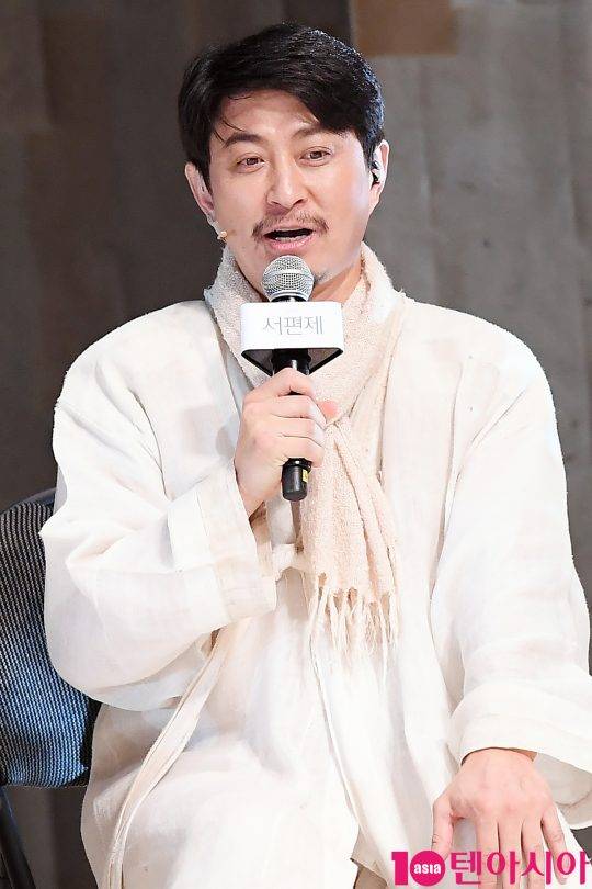 배우 서범석이 5일 오후 서울 강남구 신사동 광림아트센터에서 열린 뮤지컬 ‘서편제’ 프레스콜에 참석해 인사말을 하고 있다.