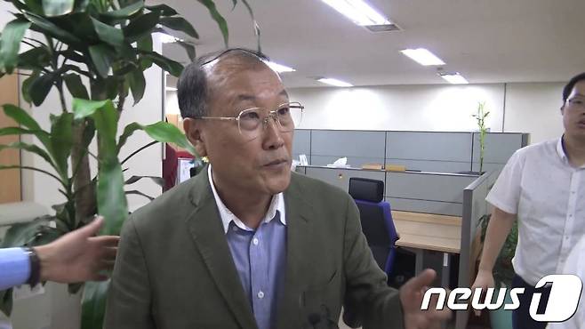 김재철 전 MBC 사장이 5일 부당노동행위 혐의에 대한 조사를 받기 위해 고용노동부 서울서부지청에 출석하고 있다. (MBC 노조 제공)© News1