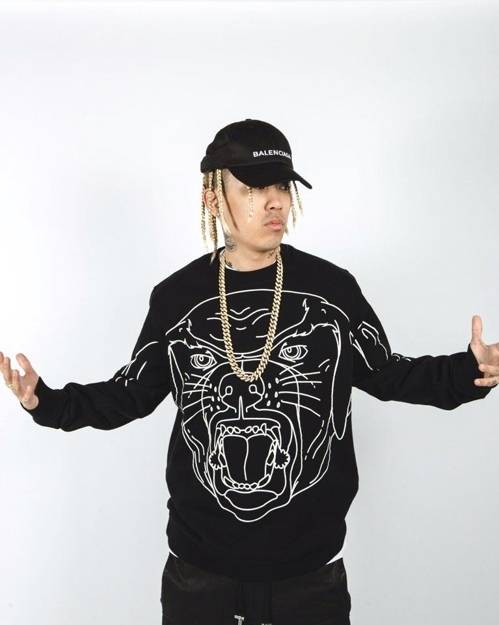 [Tip] 힙합 래퍼 도끼(1m60㎝)는 화려한 프린트의 티셔츠와 모자, 액세서리로 시선을 상반신으로 이끄는 옷차림을 즐긴다.