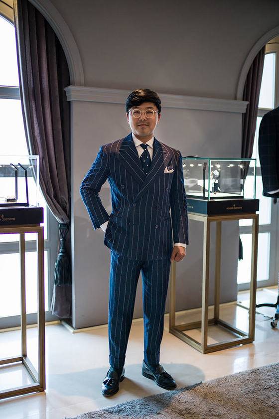 [Tip] 이헌(1m68㎝) 패션 컨설턴트는 아담한 남자에게는 어울리지 않는다는 더블 브레스트를 즐겨 입는다. 산뜻한 컬러와 무늬라면 그 자체로 주목도가 높아지기 때문. [사진 이헌]