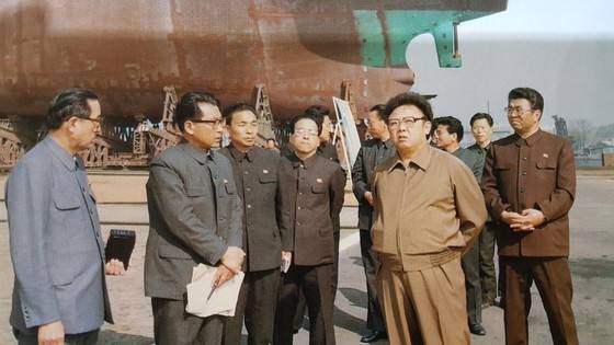 허담(왼쪽에서 네번째) 대남비서가 84년 5월 함경북도 청진조선소를 현지지도하는 김정일을 수행하고 있다. 오른쪽 끝은 연형묵 전 총리다. [사진 우리의 지도자]