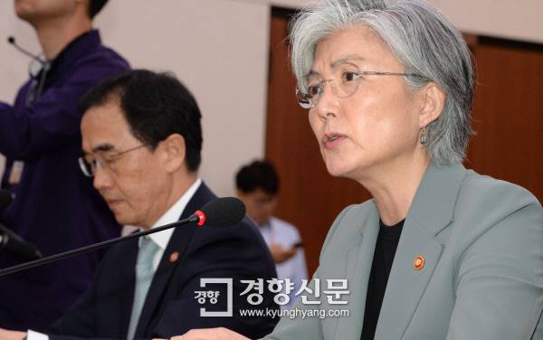 강경화 외교부 장관이 5일 국회 외교통일위원회 전체회의에 출석 북한의 제6차 핵실험 관련 의원질의 답변을 하고 있다./권호욱 선임기자