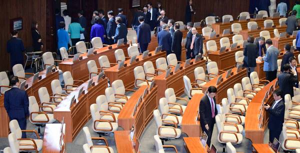 더불어민주당 의원들이 5일 정우택 자유한국당 원내대표의 교섭단체 대표연설이 취소되자 줄줄이 국회 본회의장을 빠져 나가고 있다. 권호욱 선임기자 biggun@kyunghyang.com