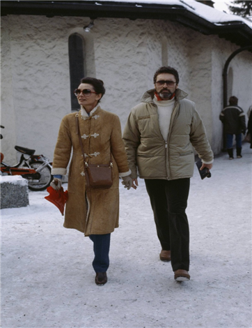 스위스 휴양지에서 카키색 코트를 입은 오드리 햅번. /사진=오드리 햅번 재단