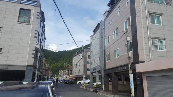 울산 북구에 있는 860개 기업에서 4만7000여 명이 일한다. 현대차 공장 정문 건너편 원룸촌. 최은경 기자