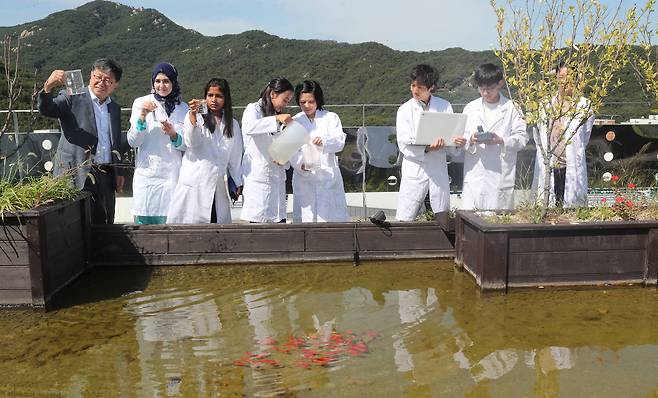 올해 환경공학과평가에서 '최상'에 오른 서울대 건설환경공학부의 한무영(왼쪽) 교수가 학생들과 지난 4일 서울대 공학관 건물 옥상에서 빗물을 담아 만든 연못의 수질을 측정하고 있다. 김춘식 기자