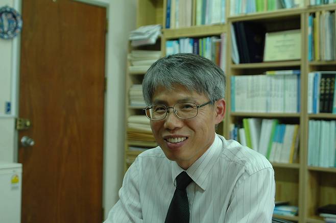 이병규 울산대 건설환경공학부 교수는 가스 속에서 이산화탄소만 분리하는 흡착제를 개발했다. [사진 이병규 교수]