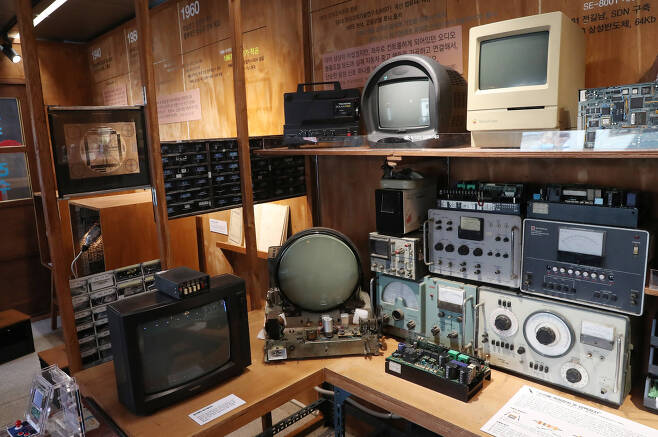 2세대 전시관에 트랜지스터 텔레비전, 원형브라운관 등의 전자제품. 우상조 기자