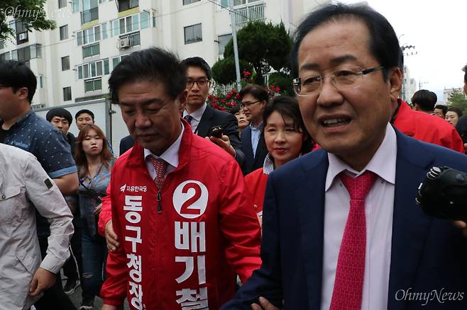 홍준표 자유한국당 대표가 16일 오후 대구시 동구 신기동 반야월시장을 찾아 상인들을 만났다. ⓒ조정훈