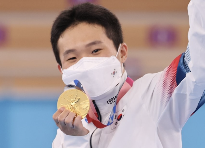 2021년 도쿄올림픽 남자 기계체조 도마 결선 시상식에서 신재환 선수가 금메달을 목에 걸고 인사하고 있다. / 사진=연합뉴스