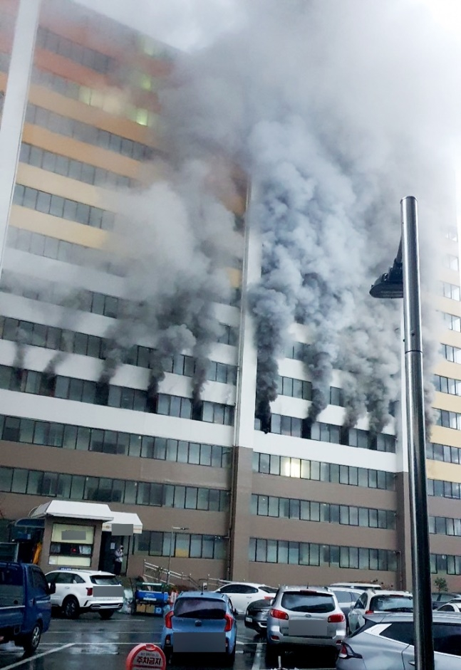 13일 오전 7시53분 광주 북구 문흥동에 있는 복도식 아파트 4층 한 가구에 불이 났다. /사진=뉴시스