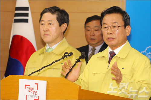 박인용(오른쪽) 국민안전처 장관이 지난달 22일 오전 서울 종로구 정부서울청사에서 세월호 선체 인양을 확정 발표한 뒤 인사하고 있다. (박종민기자)