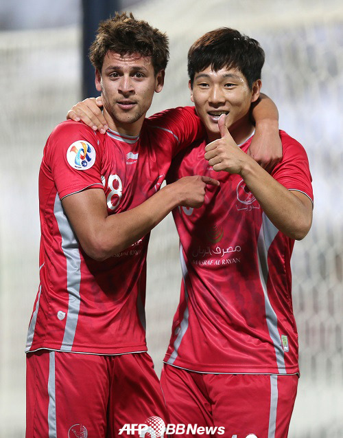 남태희(오른쪽)가 페르세폴리스와의 2015 AFC 챔피언스리그 홈경기에서 동료의 선제골을 도운 후 엄지를 세우고 있다. 사진(카타르 도하)=AFPBBNews=News1