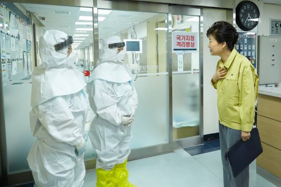 박근혜 대통령은 5일 국가지정격리병원인 서울 국립중앙의료원을 전격 방문했다. 청와대 제공