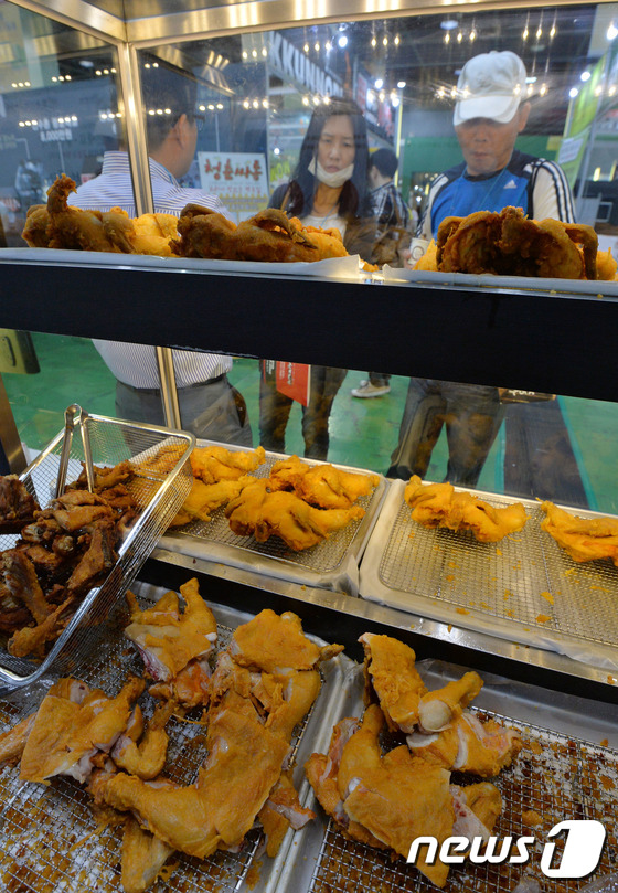 많은 소비자들이 찾는 치맥(치킨+맥주의 신조어)은 올해들어 본격적으로 가격 거품 논란에 휩싸였다.© News1 /사진 = 박세연 기자