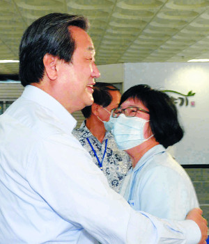김무성 새누리당 대표(왼쪽)가 16일 서울 양천구 메디힐병원을 방문, 의료진을 격려하고 있다. 국회사진기자단