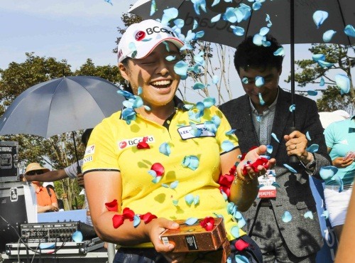 지난 주 비씨카드 한경 레이디스컵 우승후 꽃잎 세리머니를 받고 있는 장하나. <사진 제공=KLPGA>