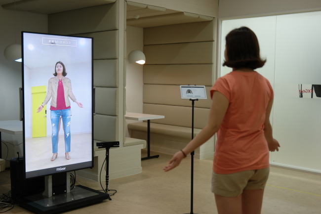 이창환 에프엑스기어 대표(왼쪽)와 실시간으로 사용자의 신체 크기를 측정, 3D 가상피팅을 도와주는 에프엑스미러.