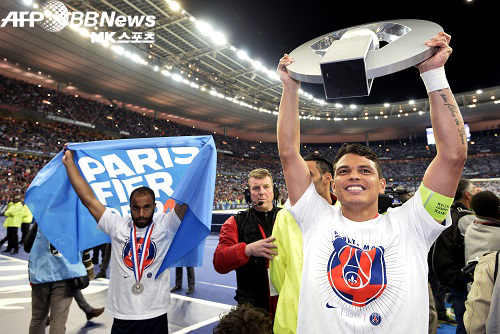시우바(오른쪽)가 2014-15 프랑스 FA컵 우승컵을 PSG 주장 자격으로 들고 있다. 왼쪽은 루카스 모라. 사진(프랑스 생드니)=AFPBBNews=News1