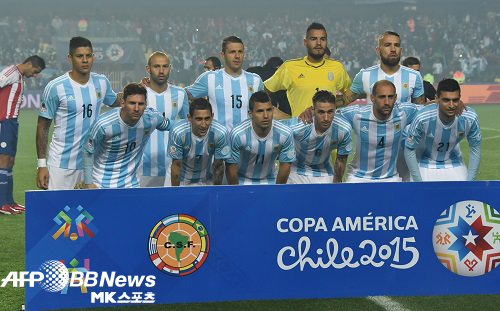 아르헨티나 베스트 11이 파라과이와의 ‘2015 코파 아메리카’ 4강 시작에 앞서 단체촬영에 응하고 있다. 사진(칠레 콘셉시온)=AFPBBNews=News1