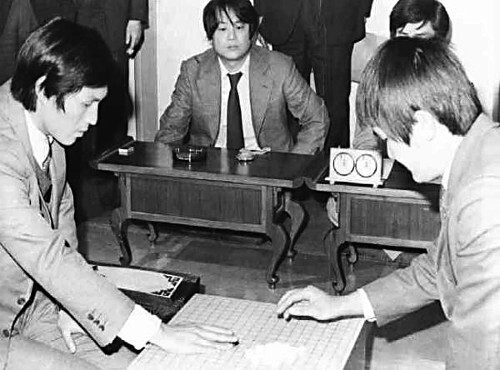 일본 명인 타이틀을 거머쥔 조치훈 9단과 1980년 기념 대국을 하고 있다(사진·왼쪽).