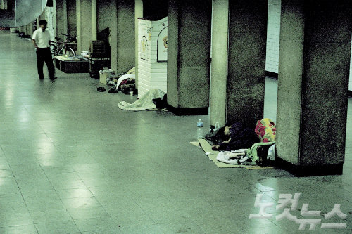 외환위기 당시 서울 시내 주요 지하철 역에서 갈 곳 없는 노숙자들이 자리를 차지한 채 잠을 자고 있다. (자료사진)