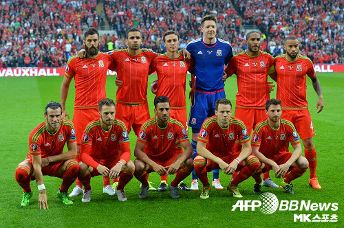 웨일스 베스트 11이 벨기에와의 유로 2016 예선 B조 홈경기에 앞서 단체촬영에 응하고 있다. 사진(웨일스 카디프)=AFPBBNews=News1