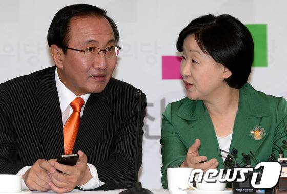 정의당 당대표 결선에 오른 노회찬 후보(왼쪽)와 심상정 후보(오른쪽). 2012.10.29/뉴스1 © News1