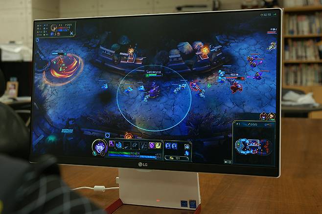 5세대 코어 i3 5005U 프로세서로 LOL 정도는 무난히 즐길 수 있다.