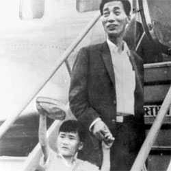 1962년 6살이던 조치훈이 숙부 조남철 9단(오른쪽)과 함께 일본으로 유학을 떠나는 모습. [중앙포토]