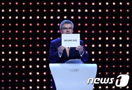 토마스 바흐 IOC 위원장이 2022 동계올림픽 개최지로 베이징을 발표하고 있다.© AFP=News1