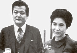 1974년 한 연회에 나란히 참석한 김세중 서울대 교수(왼쪽)와 김남조 시인 부부. [중앙포토]
