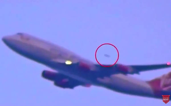 비행기 꼬리 쪽에 있던 이 UFO는 순식간에 기수 쪽으로 날아갔다. 사진=룩나우TV동영상