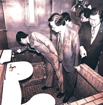 1988년에 있었던 박종철 고문치사 현장 검증. ｜경향신문 자료사진