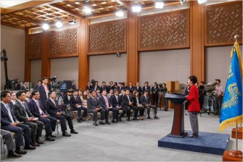 박근혜 대통령이 6일 오전 청와대 춘추관에서 국정운영 대국민 담화를 발표하고 있다. (청와대 제공)