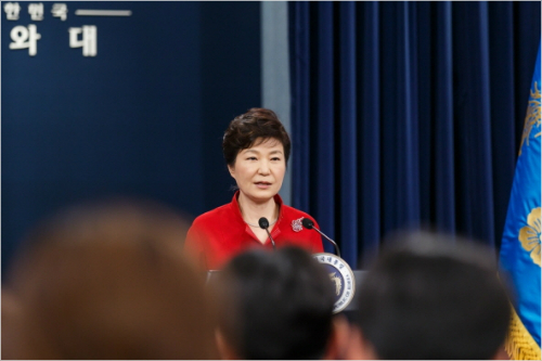 박근혜 대통령이 6일 오전 청와대 춘추관에서 국정운영 대국민 담화를 발표하고 있다. (청와대 제공)