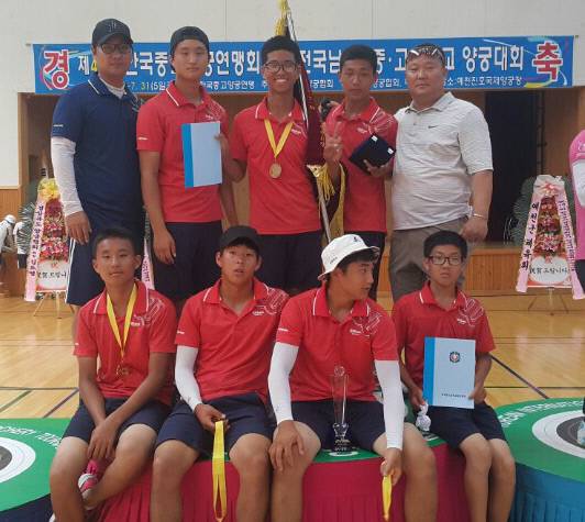 병천고등학교 양궁선수단이 제 42회 한국중고양궁연맹회장기에서 우승을 차지한 뒤 단체사진을 찍고 있다.