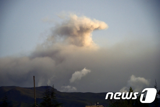 15일(현지시간) 분출 활동을 시작한 에콰도르의 코토팍시 화산이 화산재와 연기를 내뿜고 있다. © News1 / © News1