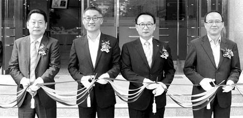 SK브로드밴드 `SKB 스마트 IDC 분당센터` 개소식에 참석한 신창석 SK브로드밴드 기업사업부문장, 이인찬 SK브로드밴드 대표, 박성윤 SK건설 U사업부문장, 정태철 SK브로드밴드 경영지원부문장(왼쪽부터)이 기념촬영을 하고 있다.