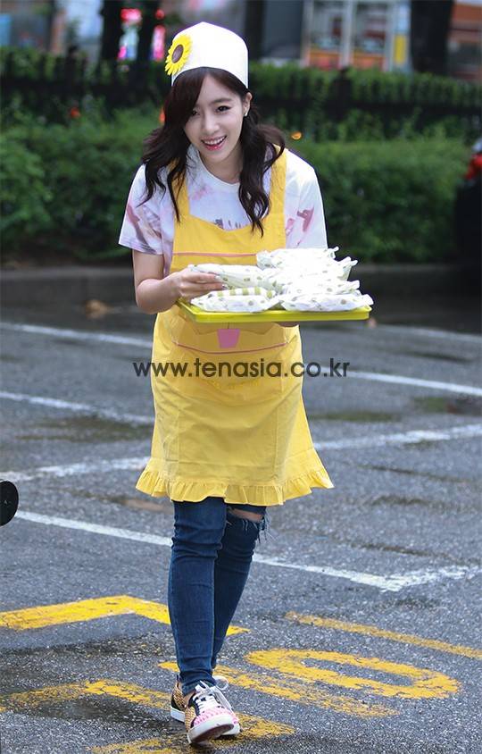 걸그룹 티아라(효민, 보람, 은정, 소연, 지연, 큐리) 멤버 지연이 21일 오전 서울 여의도동 KBS신관에서 열린 ‘뮤직뱅크’ 리허설에 참석해 샌드위치 역조공을 하고 있다.