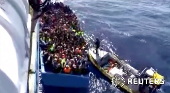 26일(현지시간) 난민이 가득탄 보트가 리비아 해안에서 스웨덴 구조선 포세이돈호 옆에 보인다. 구조선이 430명을 구하는 동안 약 40명의 난민이 보트 갑판에서 숨진채로 발견됐다. © 로이터=뉴스1